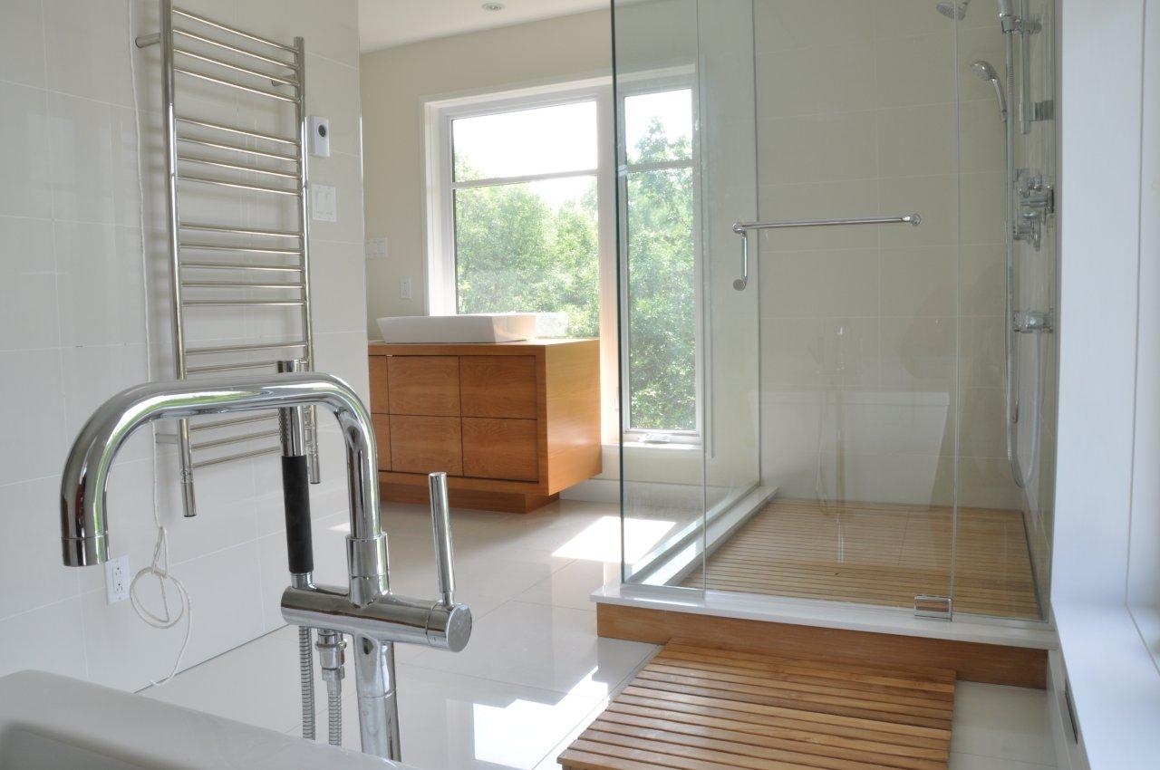 ENTIRELY DESIGN Teak is fabulous in a bathroom.