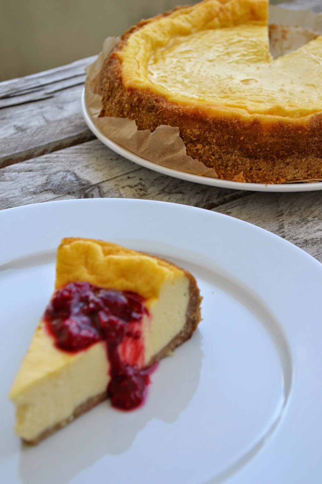 {American April} Cremiger American Cheesecake mit Himbeerkompott The