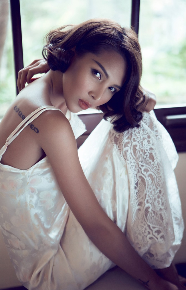 Váy, áo 2 dây siêu gợi cảm “ngập” showbiz Việt