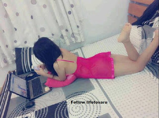 Koleksi Cewek Sexy dan Cantik Main Laptop