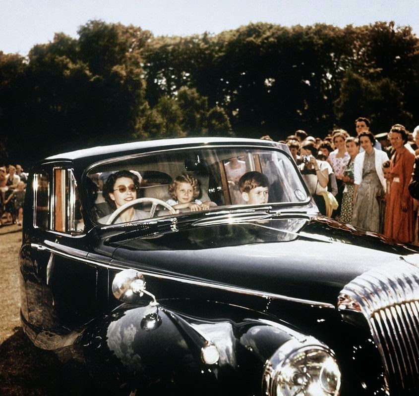 This is What Elizabeth II  and Prince Charles Looked Like  in 1957 