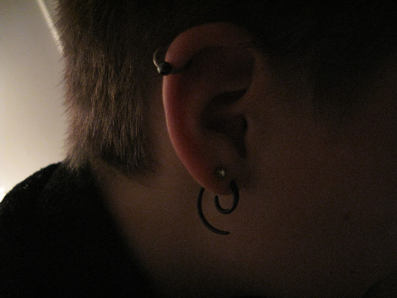 -briller og fik endelig skiftet min helix-piercing til en ring. Nice title=