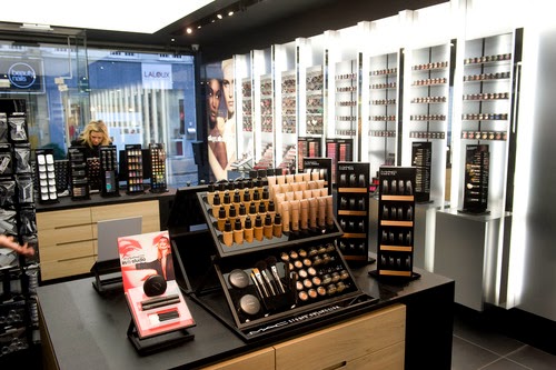 M I S S B E A U T Y A D I K T: Working At A Makeup Counter Part 1