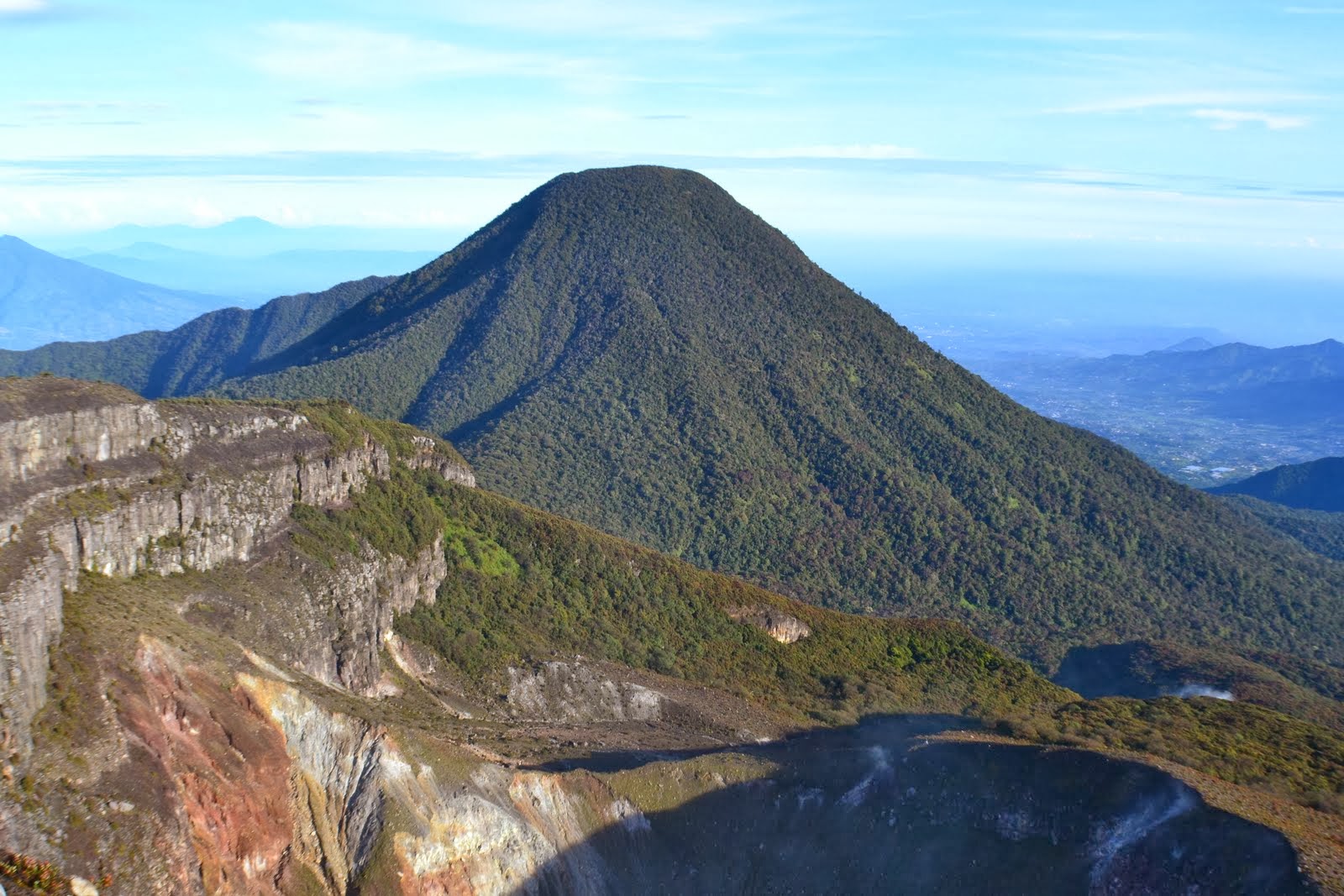 5 Gunung Di Jawa Barat yang Ramai di kunjungi Pendaki | Wisata Alam dan
