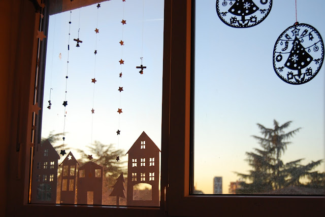 Decoración navideña para ventana casera con estilo nórdico