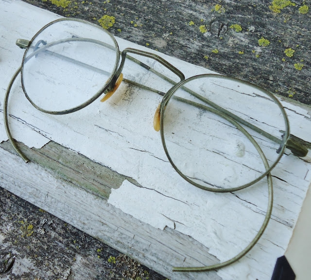 Antique Eyeglasses Spectacles-chippy wood-wall display-via http://knickoftimeinteriors.blogspot.com/