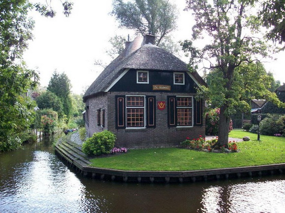 4681279-Hansel_and_Gretel_could_have_lived_here_Ossenzijl.jpg