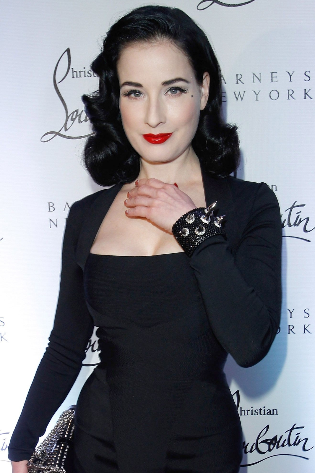 http://2.bp.blogspot.com/-XCBlvofyKzw/T2ZsjAWBXlI/AAAAAAAAMMU/-8apiQSeZbc/s1600/sploogeblog_dita_von_teese_cleavage_littleblackdress_02.jpg