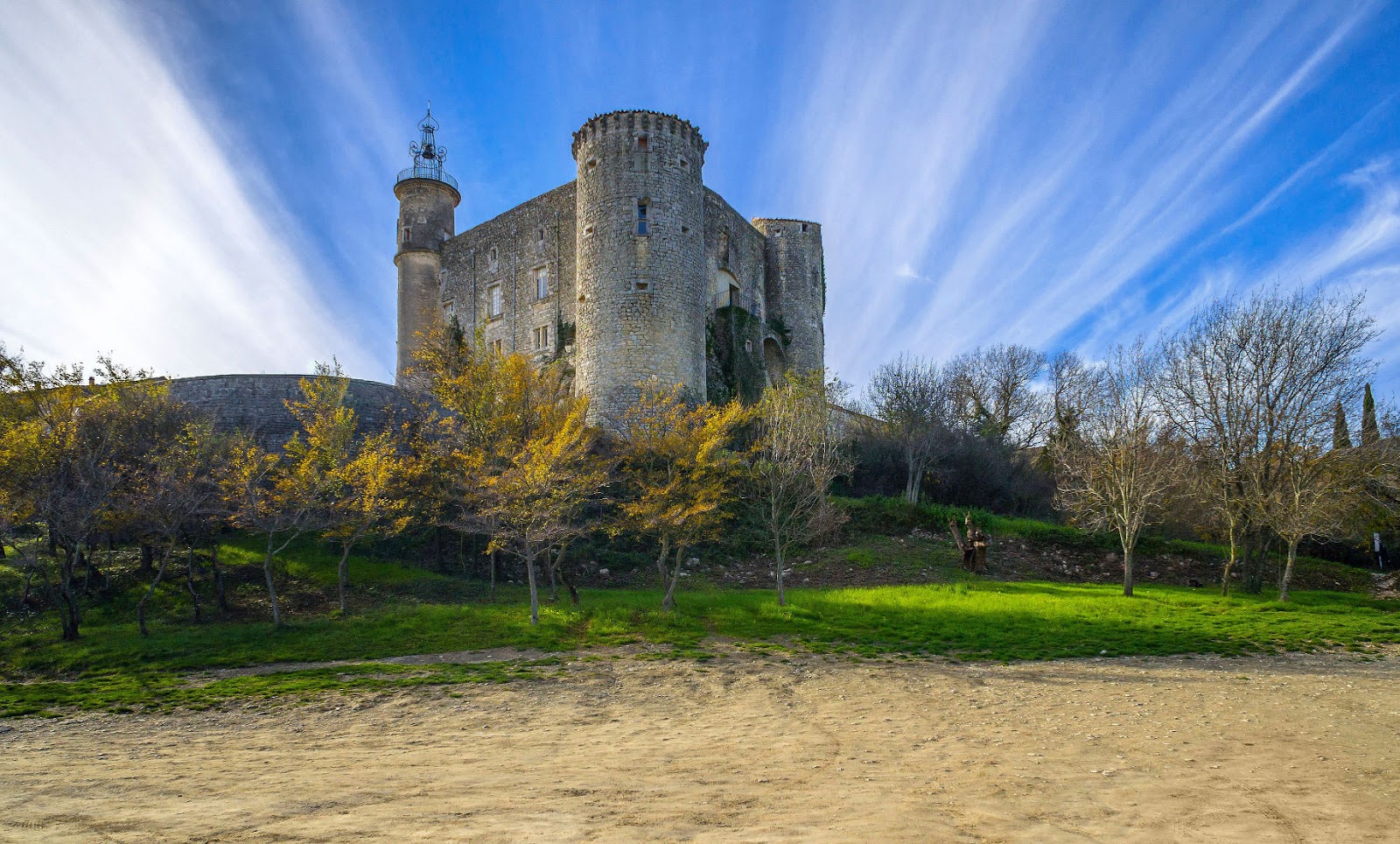 Châteaux et Villages Médiévaux LUSSAN