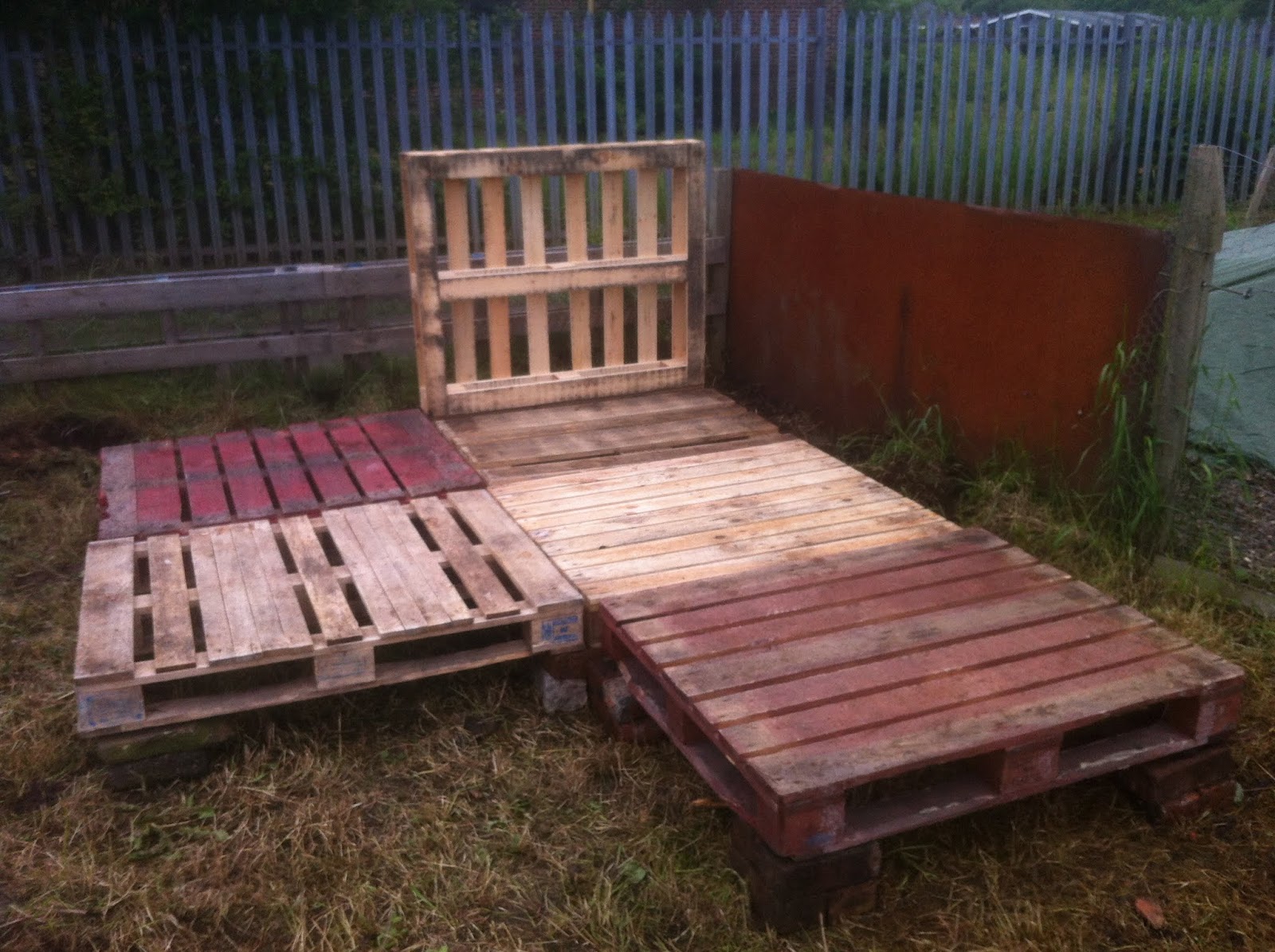 My Dad did manage to get me some big heavy duty pallets for the base 