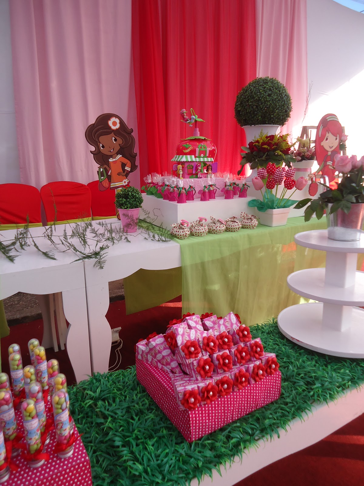 Festas e Cia Arquitetura e Eventos Moranguinho 1 aninho da Ana Festas e Cia Arquitetura e Eventos Moranguinho 1 aninho da Ana