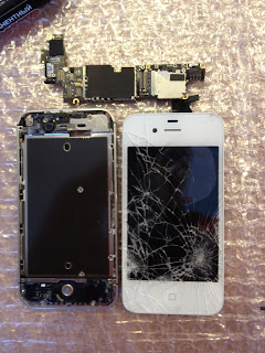 Разобранный и разбитый экран Iphone 4s