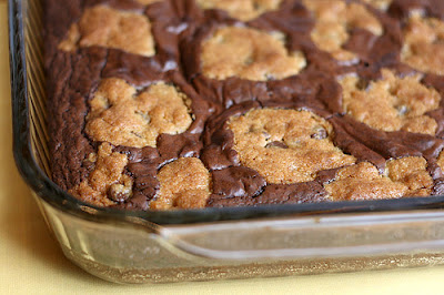 http://dulcefreska.blogspot.nl/2012/01/brownie-chocolate-chip-cookies-recept.html
