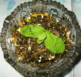Салат из морской капусты с сырой морковью и морепродуктами