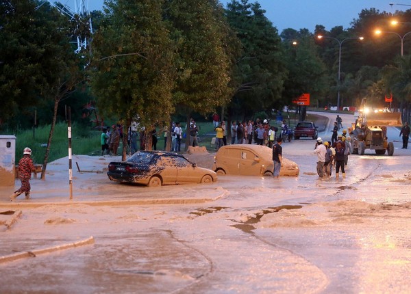 13 Gambar Banjir Lumpur di SubangPutra Height