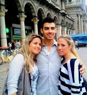 Joe Jonas rodeado de chicas en Milán. Joefourseasonsmilan+%25281%2529