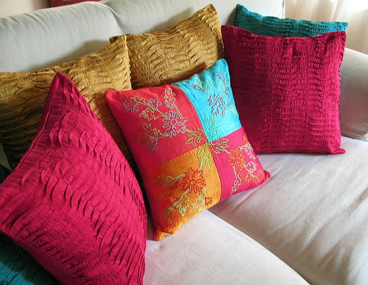 decorative throw pillows Decorate your home with throw pillows