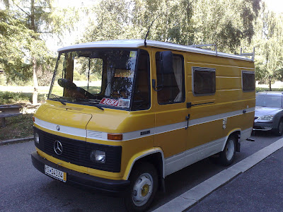 Bilde eines Mercedes Transporters, auch Düdo genannt.