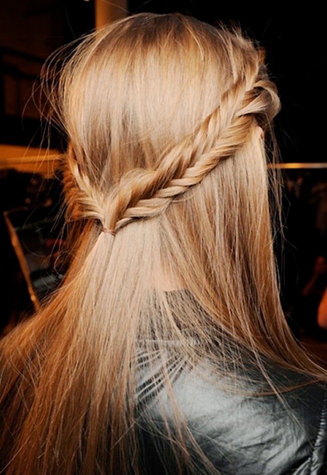 Trenzas laterales de espiga unidas atrás