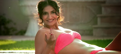 Sonam-Kapoor-2-piece-bikini-in-Bewakoofiyaan-007