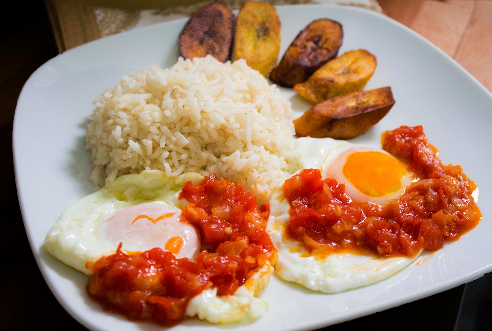 PREPARADOS EN LA COCINA Huevos fritos con plátanos maduros
