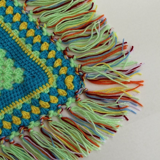 How to make a knotted tassel border for a crochet blanket. ⋆ Lazy Daisy