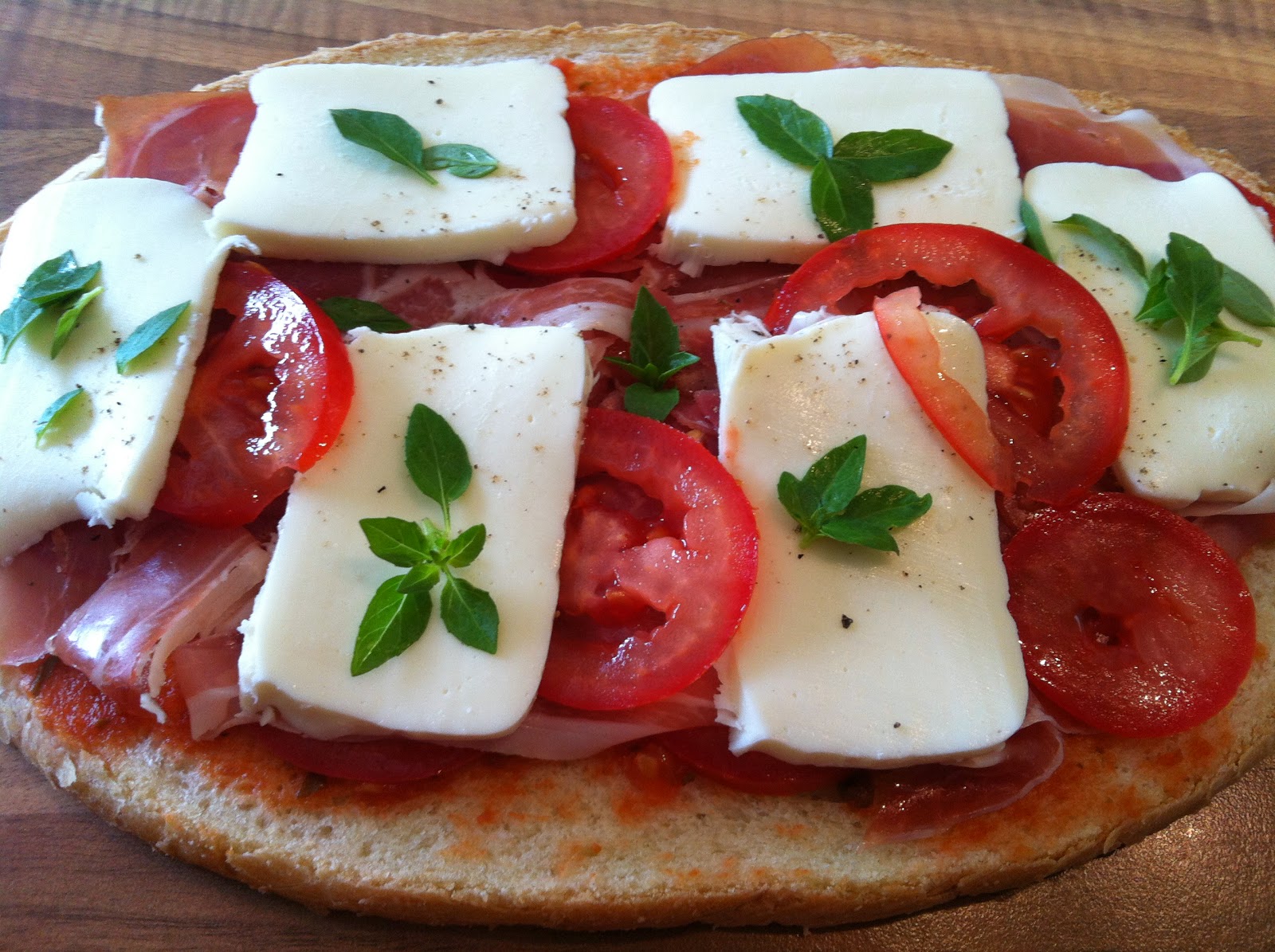 BRUSCHETTA JAMBON CRU TOMATE MOZZARELLA