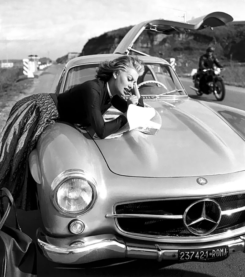 [Immagine: Sophia-Loren-Mercedes-300SL-Gullwing-Leaning.jpg]