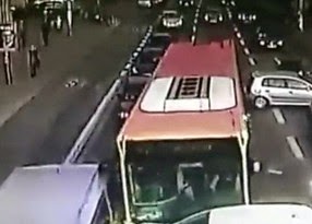 Βίντεο που κόβει την ανάσα   Λεωφορείο παρέσυρε 9 αυτοκίνητα, όταν ο οδηγός του έχασε τις αισθήσεις του