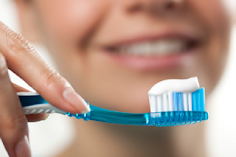 ΣΟΚΑΡΙΣΤΙΚΟ!!! Διαβάστε τη περιέχει μια οδοντόκρεμα;Με τι πλένουμε τα δόντια μας;