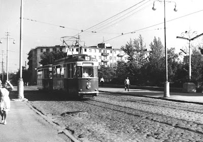 Трамвай возле сквера Тренева в Симферополе