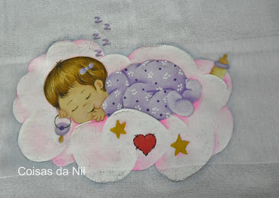 "fralda pintada com menina dormindo na nuvem"