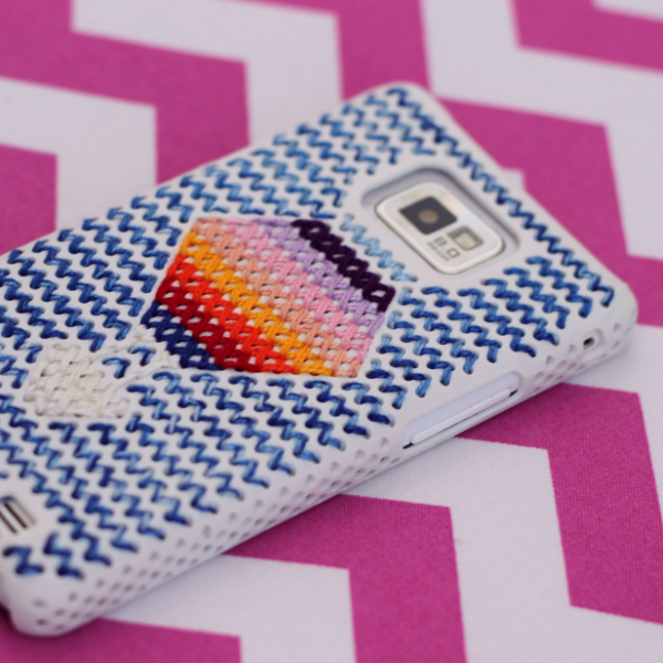 http://www.blog.oomanoot.com/cross-stitch-hot-air-balloon-phone-cover/?utm_source=directory&utm_medium=totally&utm_campaign=cross-stitch-hot-air-balloon-phone-cover