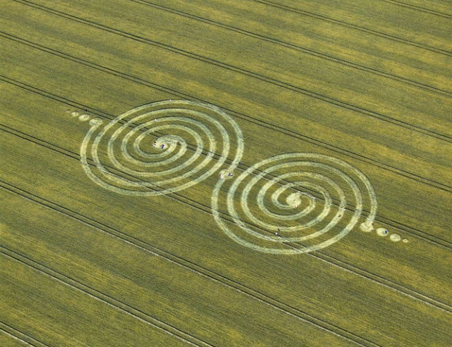 #Misterio en Salta: aparecieron círculos OVNI en campos de trigo#Nuevos Círculos de las Cosechas en 2011 al 2015 - Página 12 Crop+Circle+at+Windmill+Hill+Wiltshire+UK+13th+July+2011