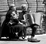 LA PAREJA DE ANCIANOS MÚSICOS CALLEJEROS parejademusicos