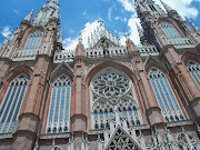 Left: My classmates and me outside of the cathedral in La Plata. viaje la plata 