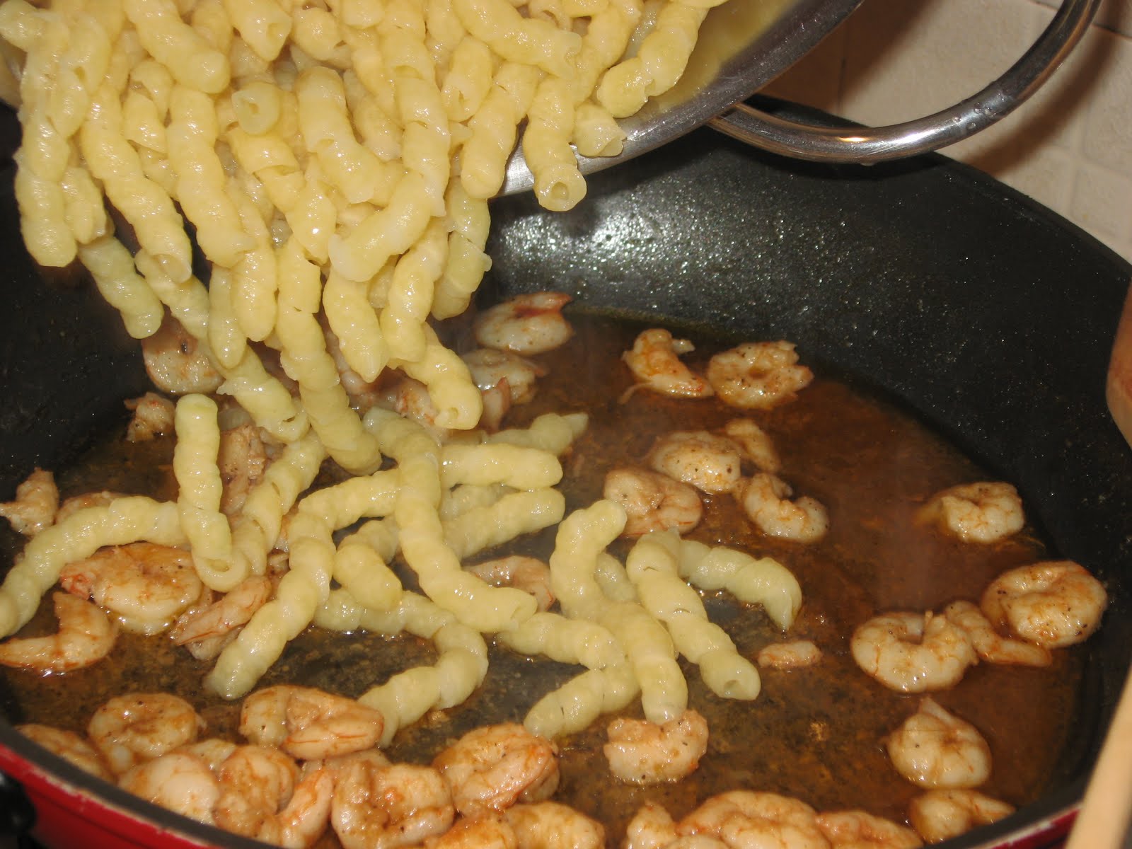 BUSIATE CON PESTO ALLA TRAPANESE E GAMBERI