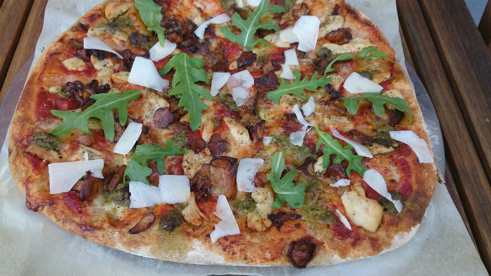 Saras madunivers Pizza de luxe med Kylling, kantareller, pesto, rucola og parmesan.