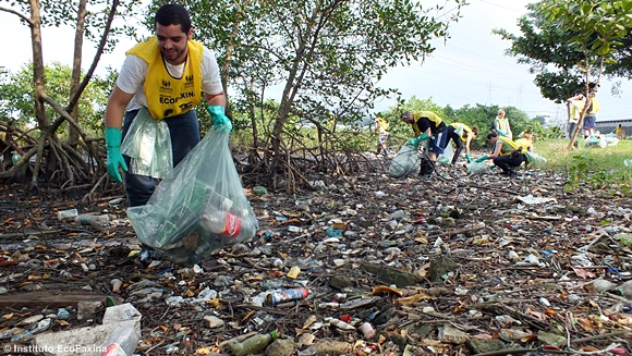 Grupo de Voluntários do Greenpeace de São Paulo e Instituto EcoFaxina, a mesma tribo no mangue! Grupo de Voluntários do Greenpeace de São Paulo e Instituto EcoFaxina, a mesma tribo no mangue!