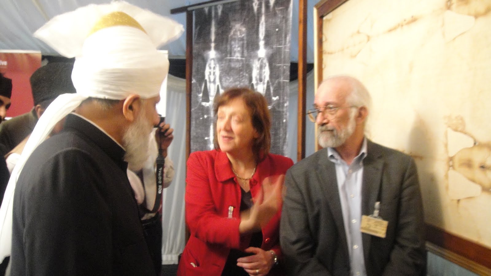 Barrie Schwortz meets Muslim Leader Hadhrat Mirza Masroor Ahmad and talks about Jesus on the Shroud