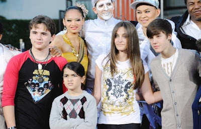 Justin Bieber hangs with Paris Jackson Photos: Justin Bieber hangs with Paris Jackson and more