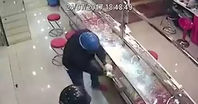 Η πιο αποτυχημένη προσπάθεια κλοπής κοσμηματοπωλείου όλων των εποχών. Η πιο αποτυχημένη προσπάθεια κλοπής κοσμηματοπωλείου όλων των εποχών.
