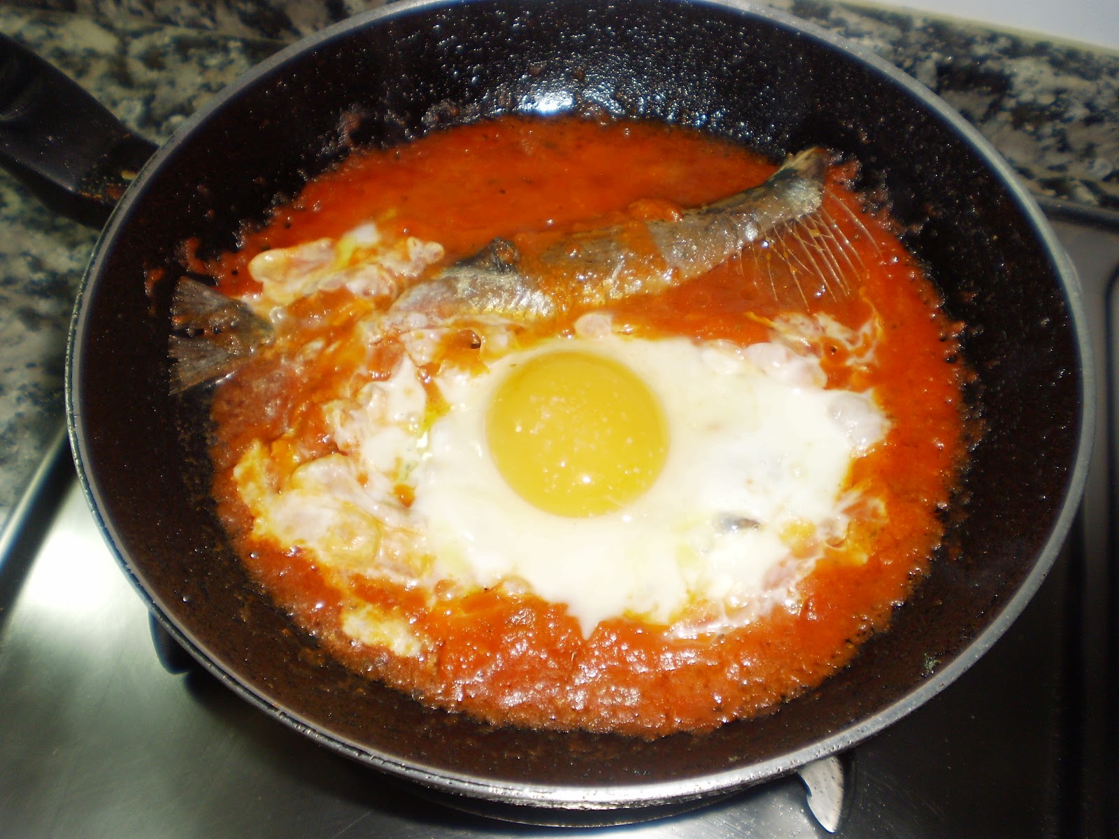 COCINA SIN TONTERIAS Arenque con tomate y huevo