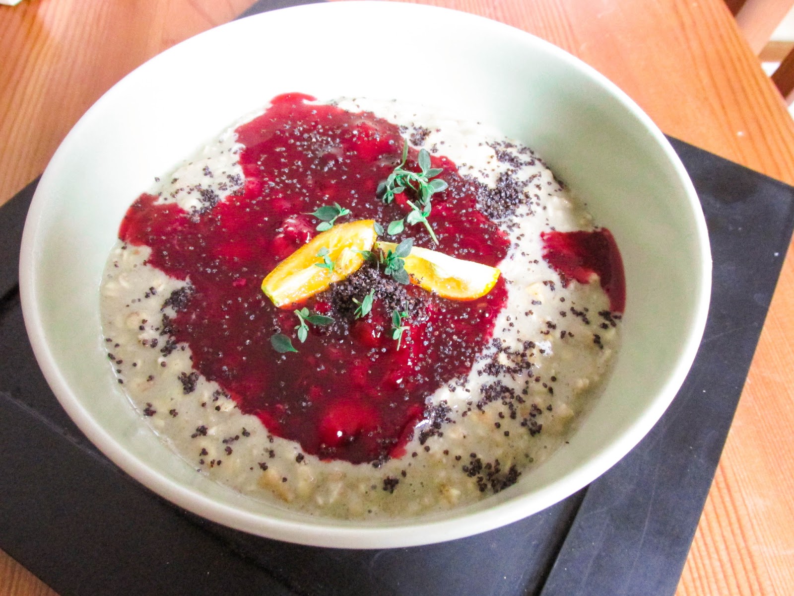 Lecker Schnittchen Fur Schneewittchen Denn Du Bist Was Du Isst Porridge Mit Beerenkompott Und Mohn