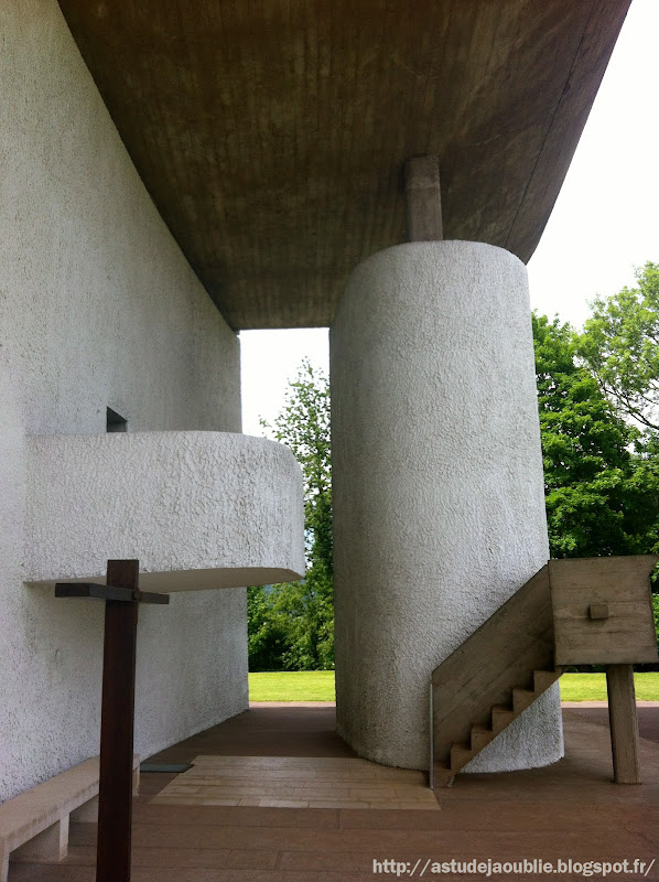 Ronchamp - Chapelle Notre Dame du Haut  Architecte: Le Corbusier, André Maisonnier (architecte assistant)  Construction: 1950 à 1955