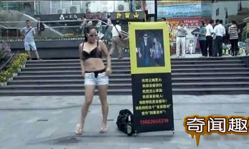 Sốc: Gái trẻ vô tư uốn éo nhảy thoát y giữa phố xin tiền nâng vòng 1 Sốc: Gái trẻ vô tư uốn éo nhảy thoát y giữa phố xin tiền nâng vòng 1