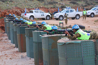 Prajurit TNI Latihan Menembak di Lebanon