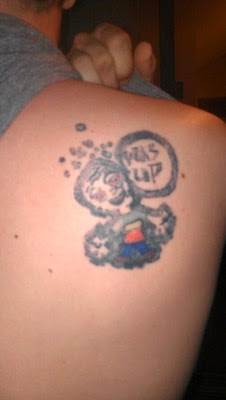tatuaje de un niño alterado en la espalda