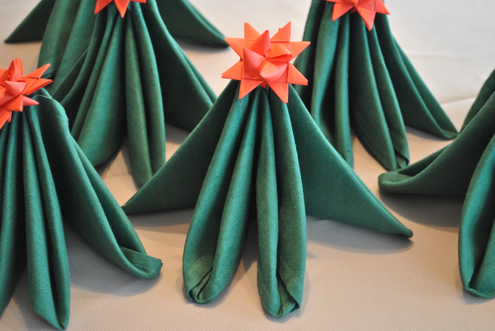 Postgårdsromantik Servettbrytning Julgranen