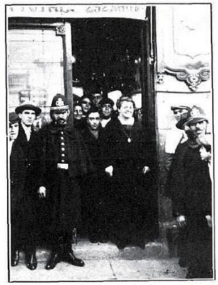 Doña Manolita, la lotera y algunos cafés que hubo en la calle de San Bernardo. MANOLITA1926+sanbernardo